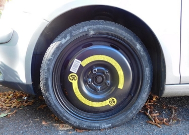 https://commons.wikimedia.org/wiki/File:Compact_spare_wheel,_VW_Golf.jpg